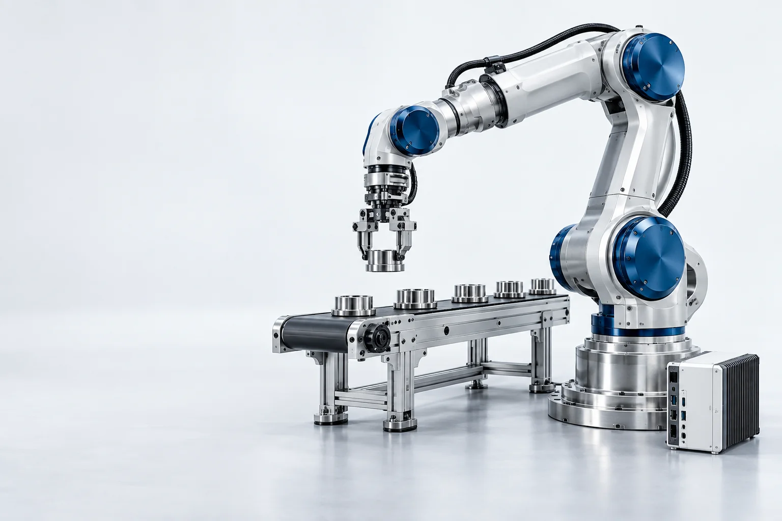 Ilustração de braço robótico branco e azul, esteira e computador industrial.